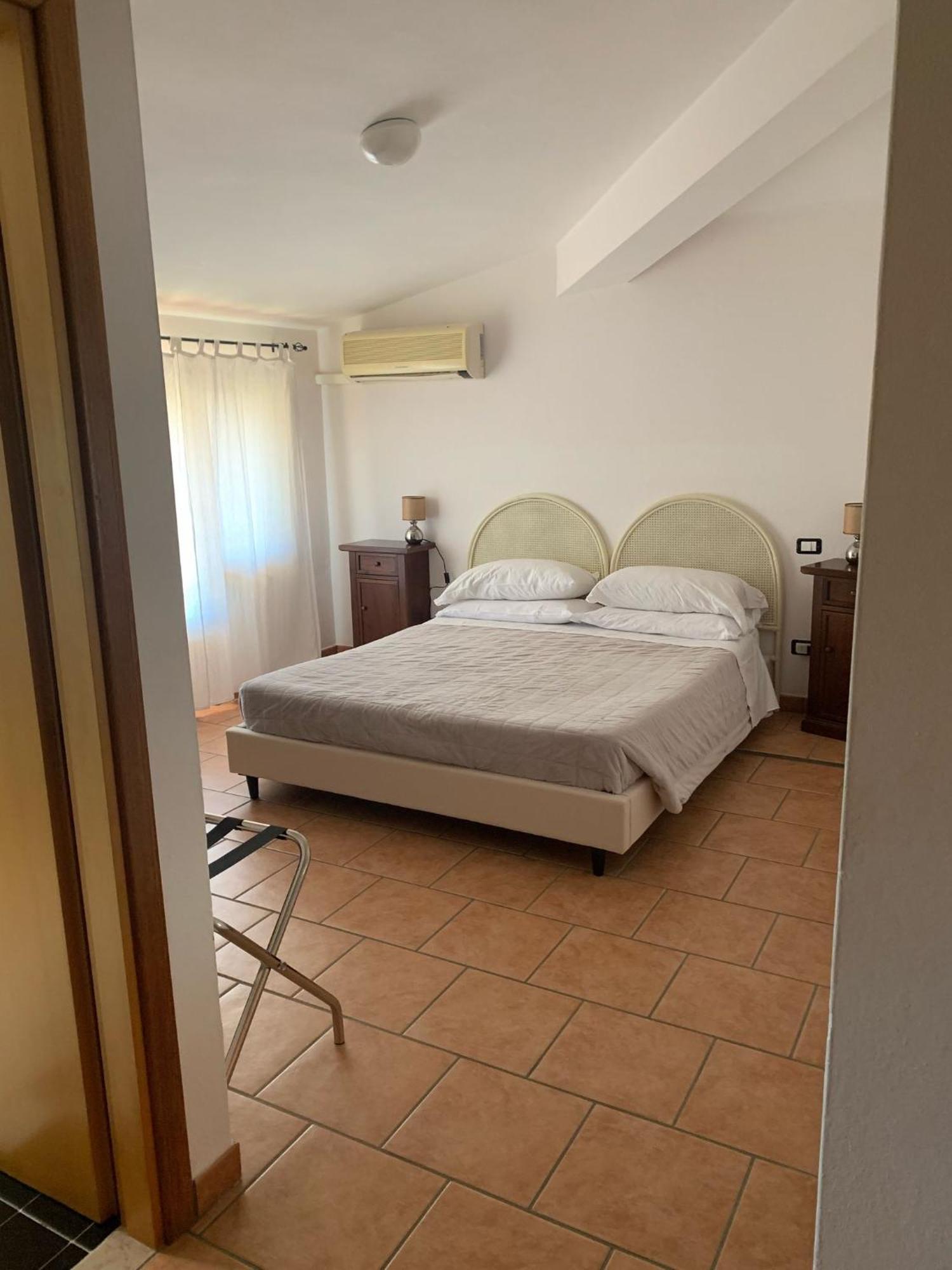 Albergo Ristorante Locanda Rosella Giba ภายนอก รูปภาพ